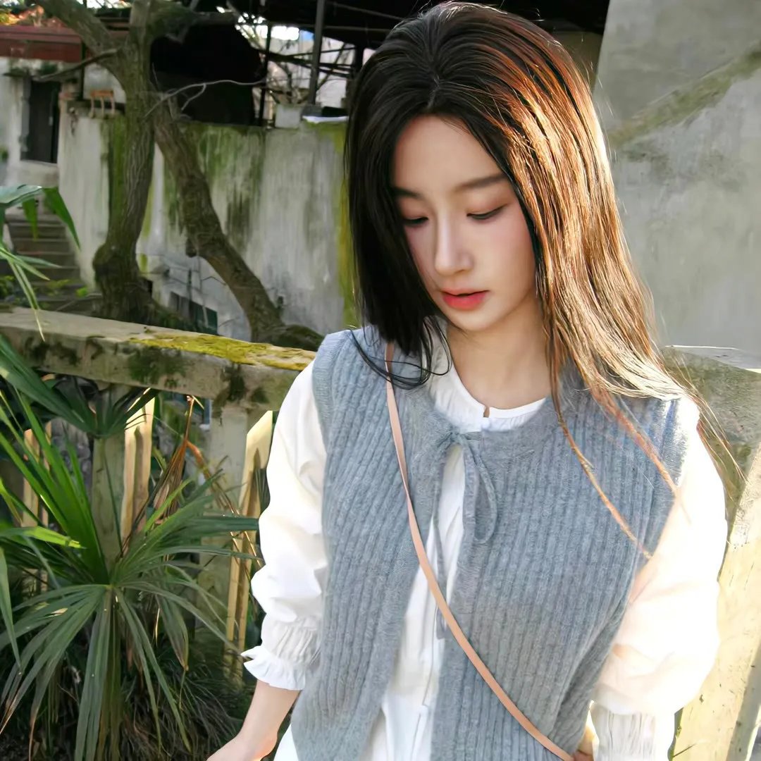 戴流苏耳环的少女